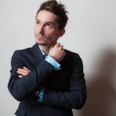 Yakışıklı, genç, zarif bir stüdyo resmi..