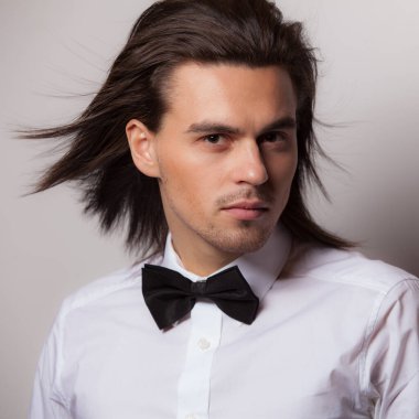 Yakışıklı, genç, zarif bir stüdyo resmi..