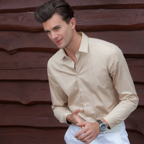 Retrato de joven guapo sobre fondo de madera . — Foto de Stock