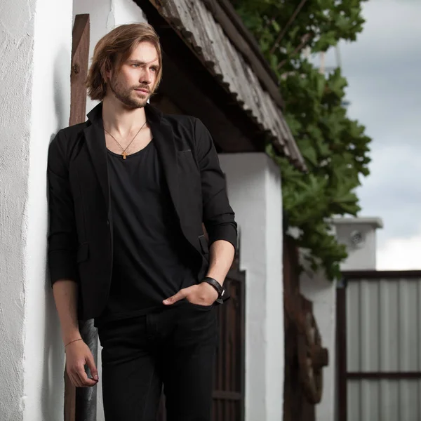 Young elegant handsome man posing outside. — Stock Photo, Image