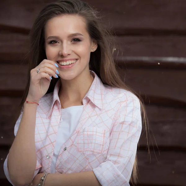 Porträtt av vacker ung flicka på trä bakgrund. — Stockfoto