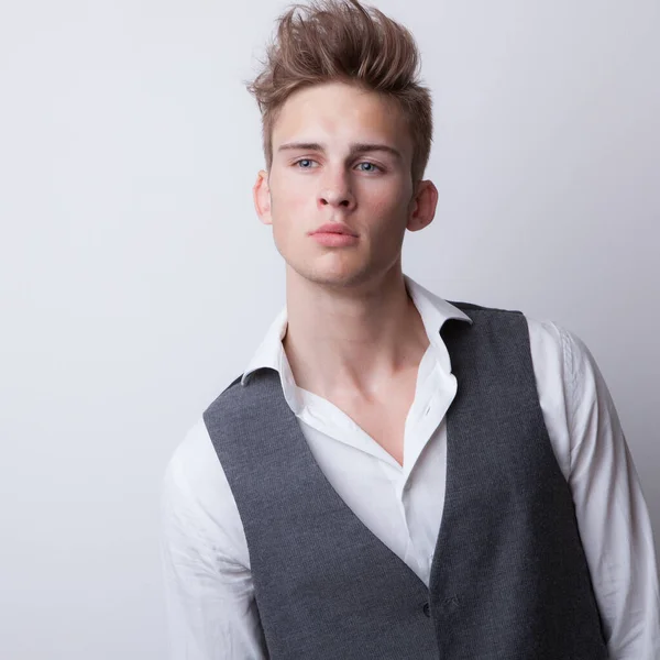 Knappe jonge elegante man studio portret. — Stockfoto