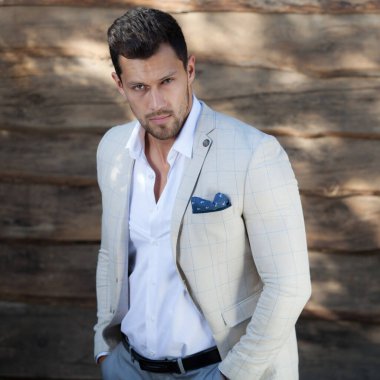 Ahşap arka planda yakışıklı bir gencin portresi..