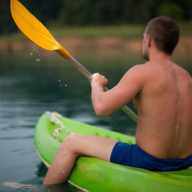 Genç sporcu gölde kayak yapıyor..