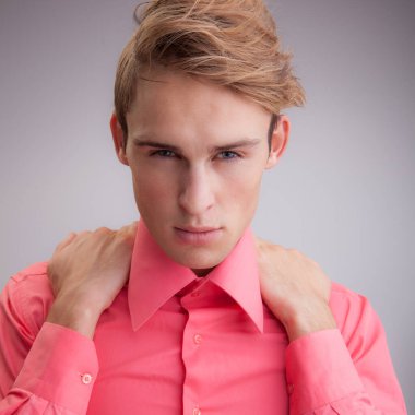 Yakışıklı, genç, zarif bir stüdyo resmi..