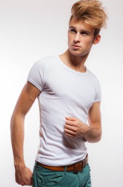 Yakışıklı, genç, zarif bir stüdyo resmi..