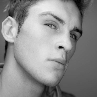 Yakışıklı, genç, zarif bir stüdyo resmi..