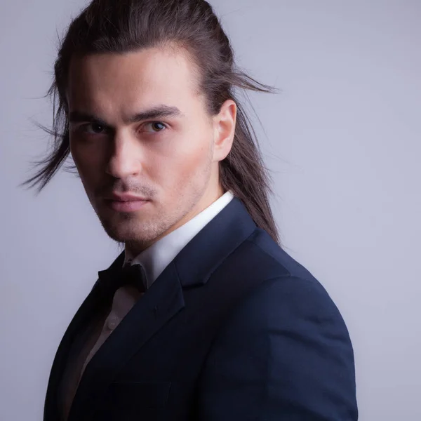 Knappe jonge elegante man studio portret. — Stockfoto