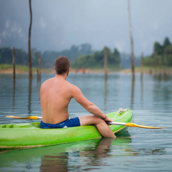 Giovane uomo sportivo è kayak nel lago . — Foto Stock