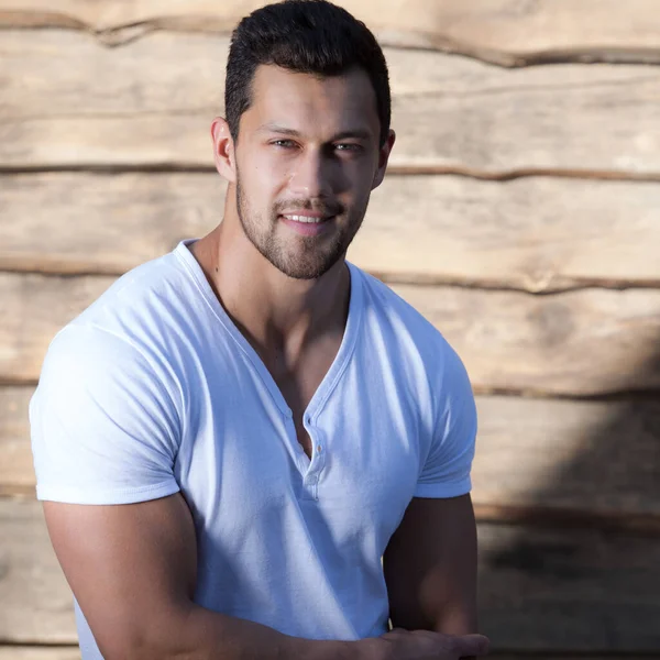 Retrato de joven guapo sobre fondo de madera . —  Fotos de Stock