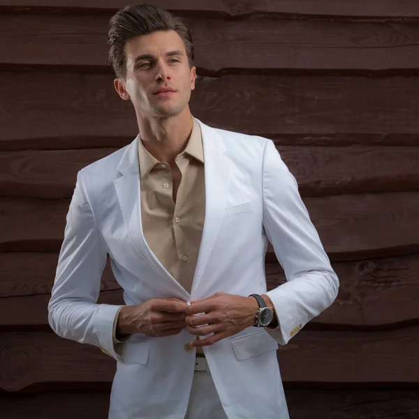 Retrato de joven guapo sobre fondo de madera . — Foto de Stock