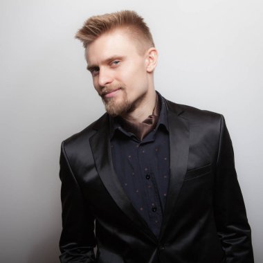 Yakışıklı, genç, zarif bir stüdyo resmi..