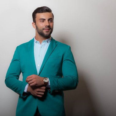 Yakışıklı, genç, zarif bir stüdyo resmi..