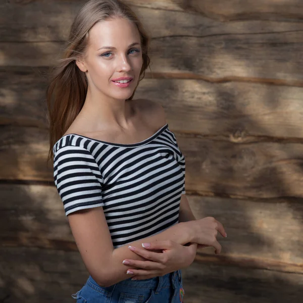 Retrato de hermosa joven sobre fondo de madera . — Foto de Stock