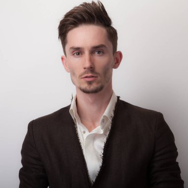 Yakışıklı, genç, zarif bir stüdyo resmi..