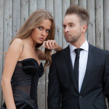 Genç, güzel ve şık bir çift.