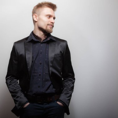 Yakışıklı, genç, zarif bir stüdyo resmi..