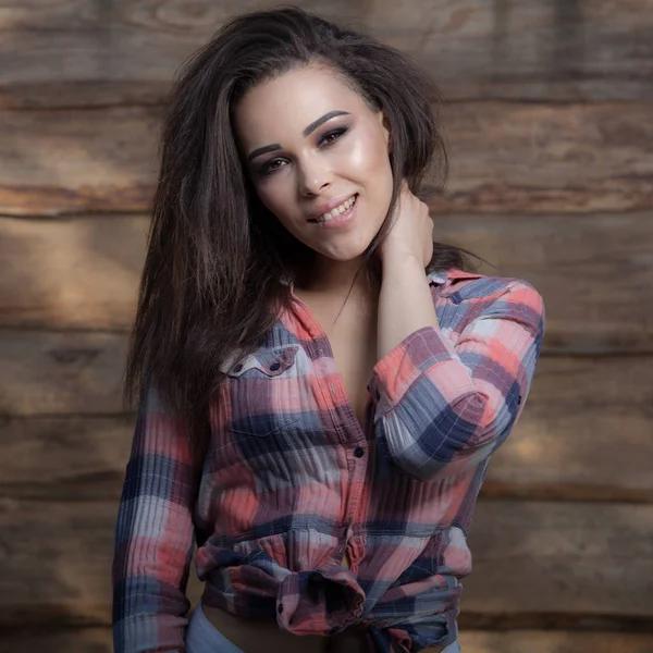 Retrato de hermosa joven sobre fondo de madera . —  Fotos de Stock