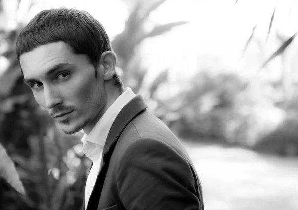 Young elegant handsome man posing outside. — Stock Photo, Image