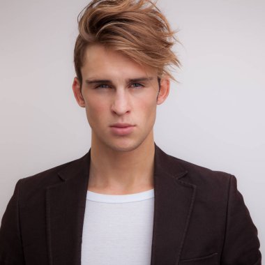 Yakışıklı, genç, zarif bir stüdyo resmi..