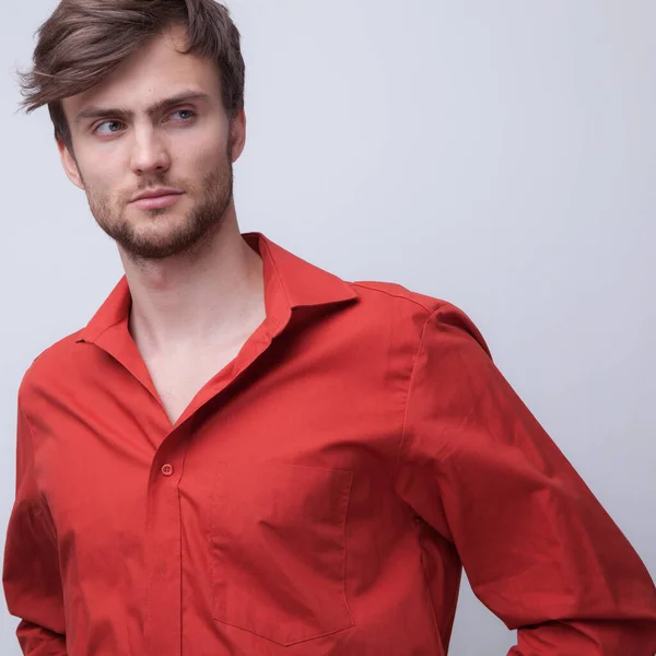 Bonito jovem elegante homem estúdio retrato . — Fotografia de Stock