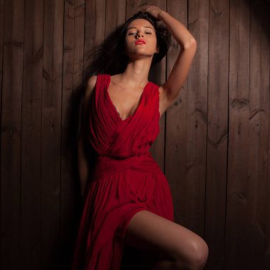 Ahşap arka planda güzel bir genç kızın portresi.