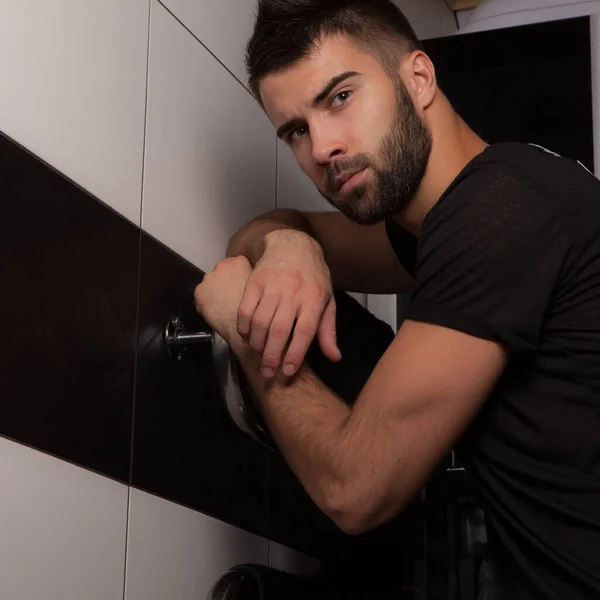 Beau jeune homme élégant dans la maison intérieur . — Photo