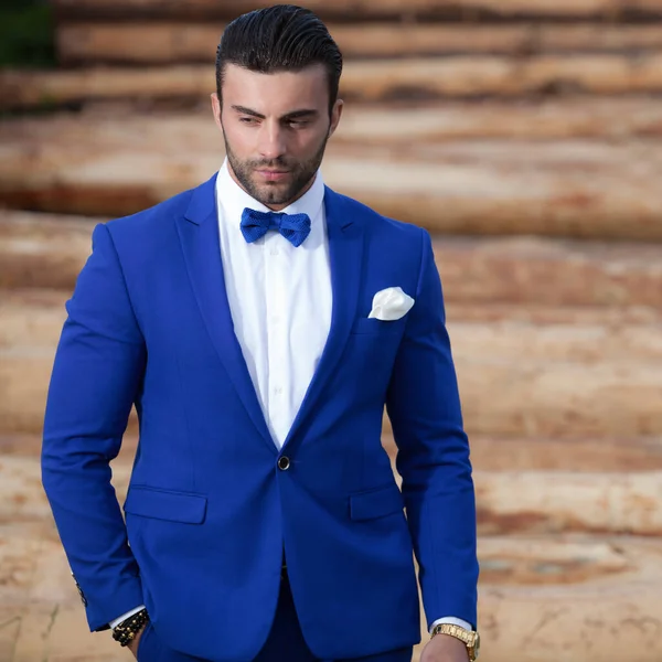 Retrato de joven guapo sobre fondo de madera . — Foto de Stock