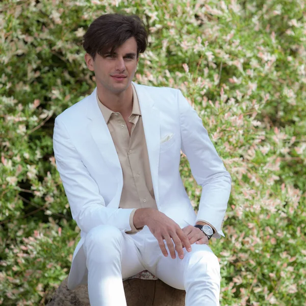 Jovem elegante bonito homem posando fora . — Fotografia de Stock