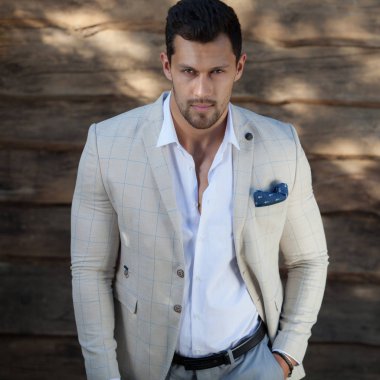 Ahşap arka planda yakışıklı bir gencin portresi..