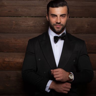 Ahşap arka planda yakışıklı bir gencin portresi..