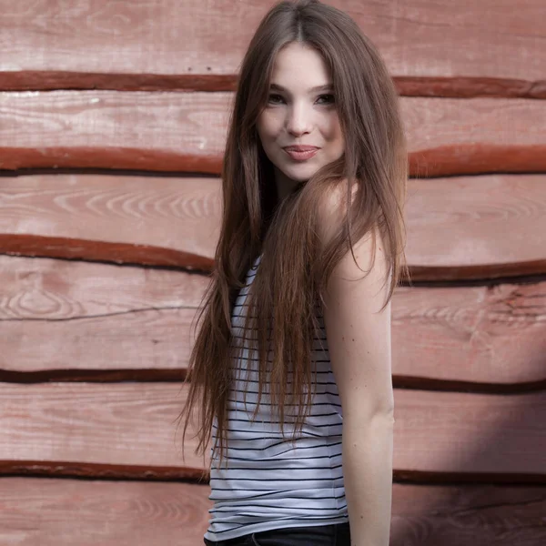 Portrait de belle jeune fille sur fond en bois . — Photo