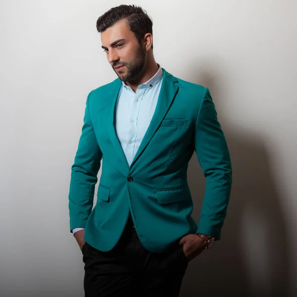 Bello giovane elegante uomo studio ritratto . — Foto Stock