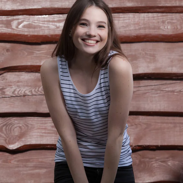 Portret pięknej młodej dziewczyny na drewnianym tle. — Zdjęcie stockowe