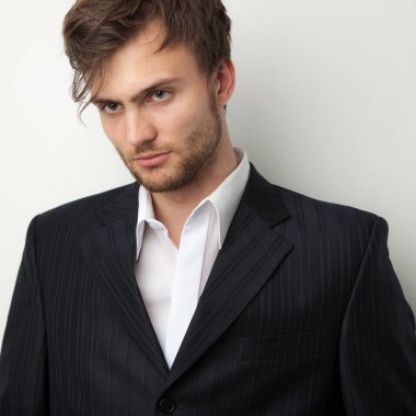 Yakışıklı, genç, zarif bir stüdyo resmi..