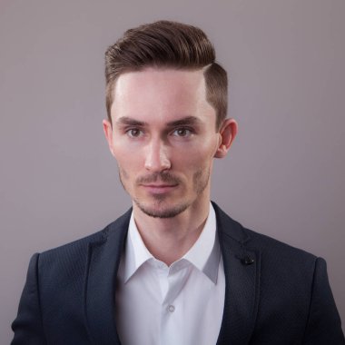 Yakışıklı, genç, zarif bir stüdyo resmi..