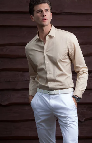 Retrato de joven guapo sobre fondo de madera . — Foto de Stock