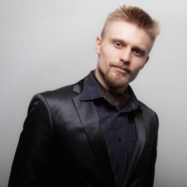 Yakışıklı, genç, zarif bir stüdyo resmi..