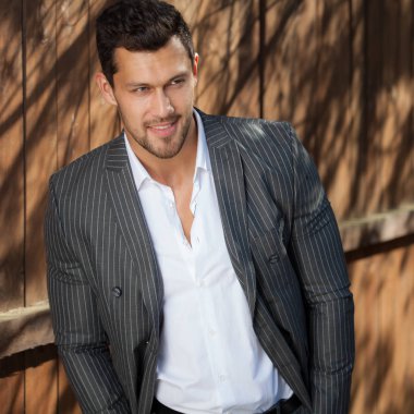 Ahşap arka planda yakışıklı bir gencin portresi..