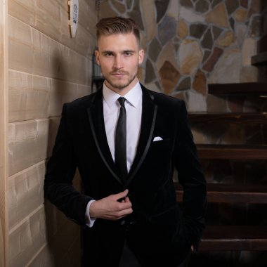 Evin içinde yakışıklı, zarif bir adam var..