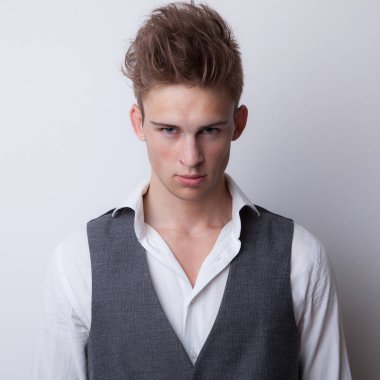 Yakışıklı, genç, zarif bir stüdyo resmi..