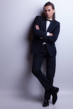 Yakışıklı, genç, zarif bir stüdyo resmi..