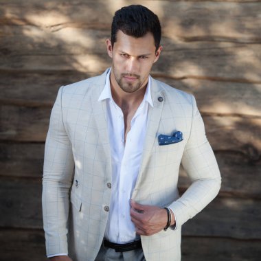 Ahşap arka planda yakışıklı bir gencin portresi..