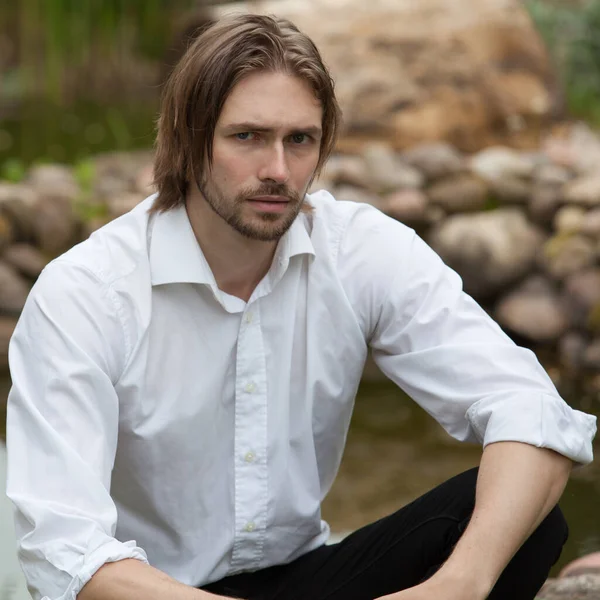 Joven elegante hombre guapo posando fuera . — Foto de Stock