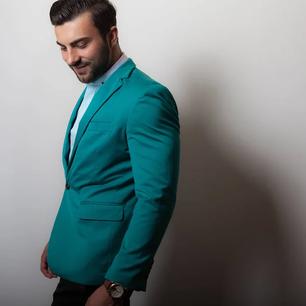 Bello giovane elegante uomo studio ritratto . — Foto Stock