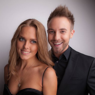 Genç, güzel ve şık bir çift.