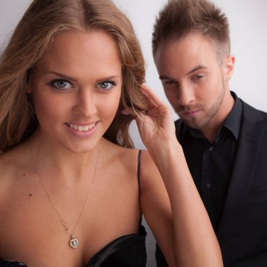 Genç, güzel ve şık bir çift.