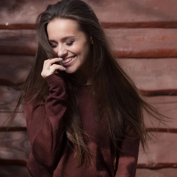 Портрет красивой молодой девушки на деревянном фоне . — стоковое фото