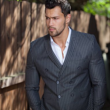 Ahşap arka planda yakışıklı bir gencin portresi..