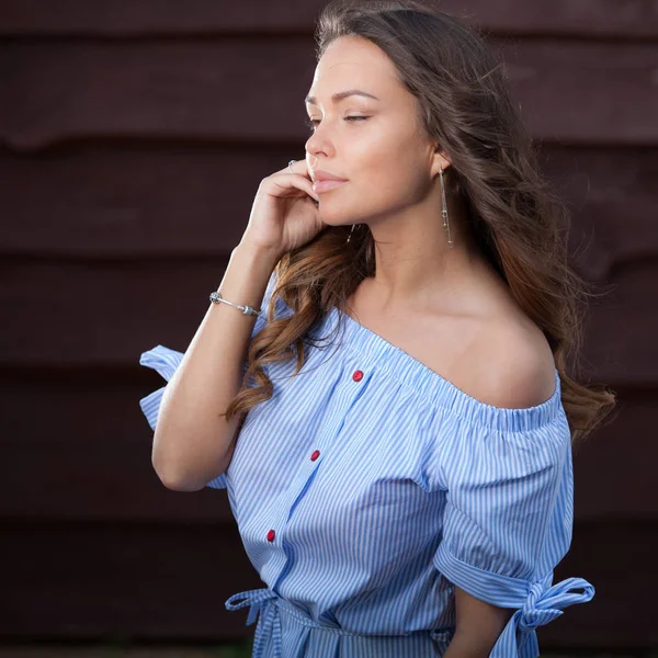 Retrato de hermosa joven sobre fondo de madera . —  Fotos de Stock